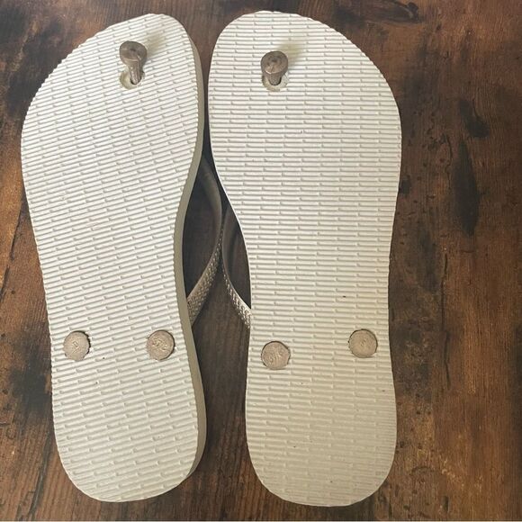 Rare-Slim Ceramic Sandals in Gold by Havaianas Size 6 NWOB - Picture 2 of 4